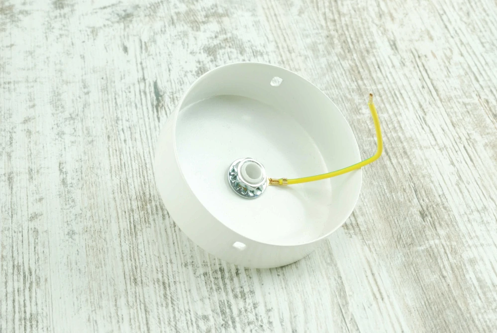 ROZETA STROPNÍ KULATÁ - BÍLÁ lakovaná, 8cm, pro lampy s jedním kabelem, sada vč. kabelového zámku
